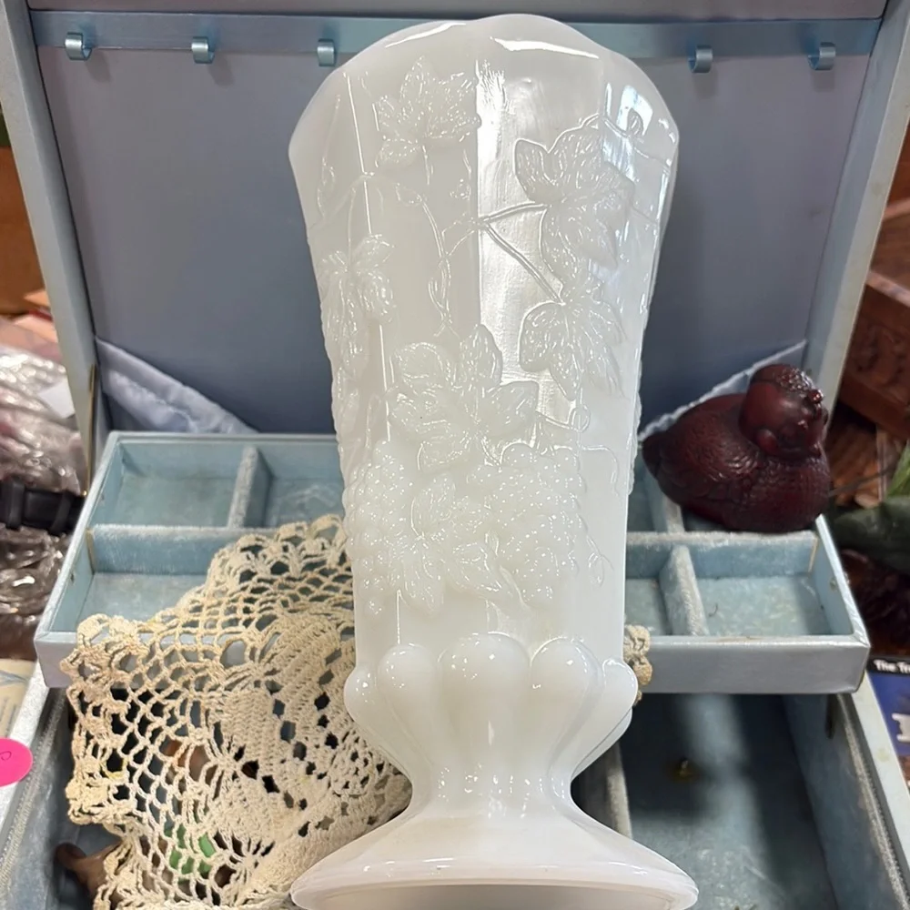 Vintage Beautiful Mid Century White Milk Glass Vase with Grapes A11